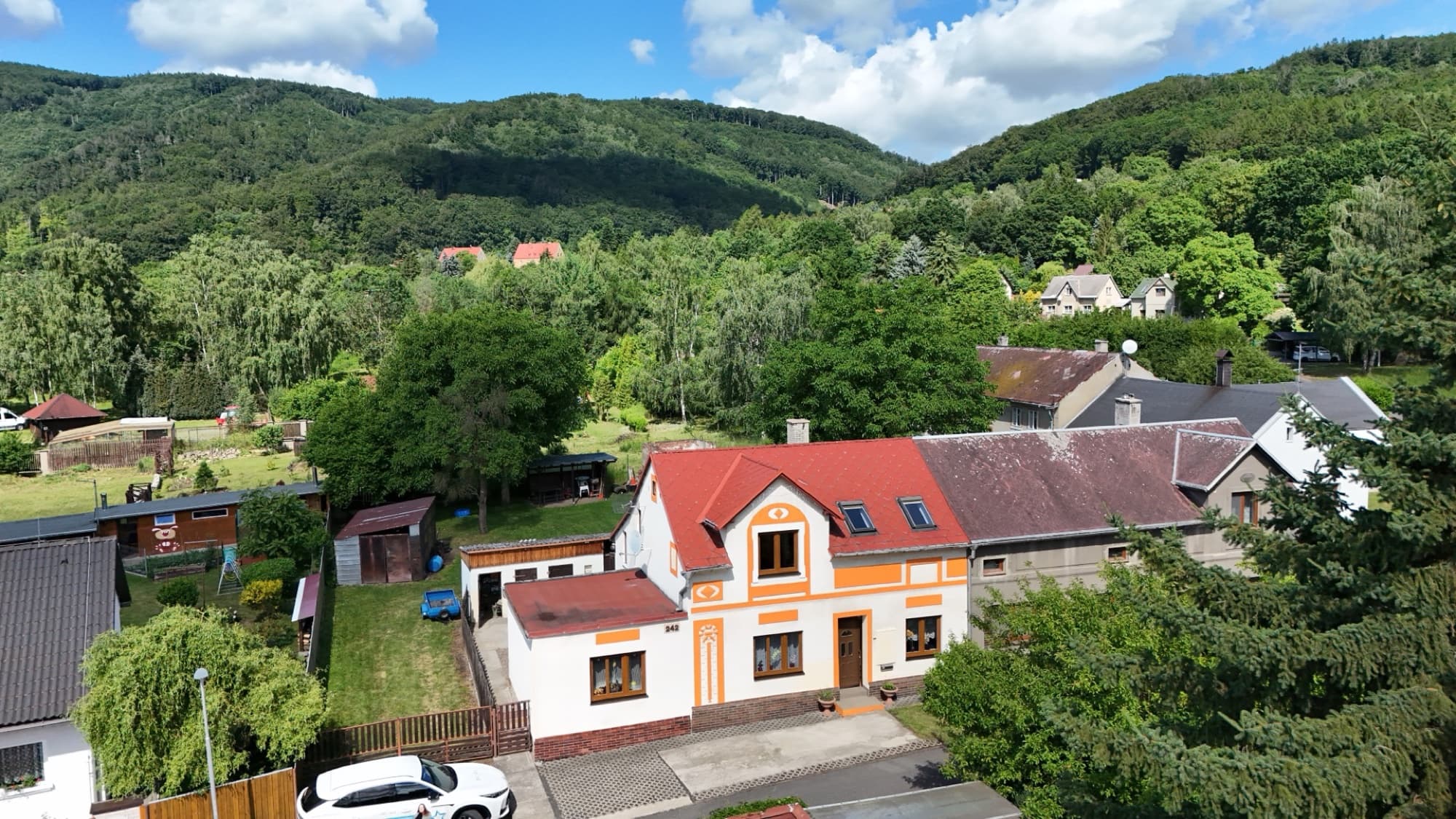 Rodinný dům s výhledem na Krušné hory — letecký pohled